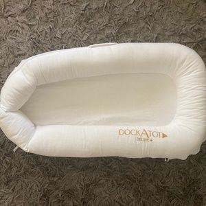 Dockatot Deluxe Plus White